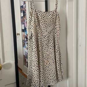 Flowey dress with a black Polkadot pattern